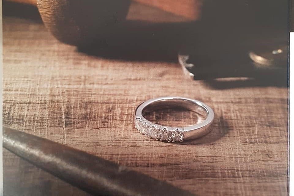 Diamanten ring op de werkbank