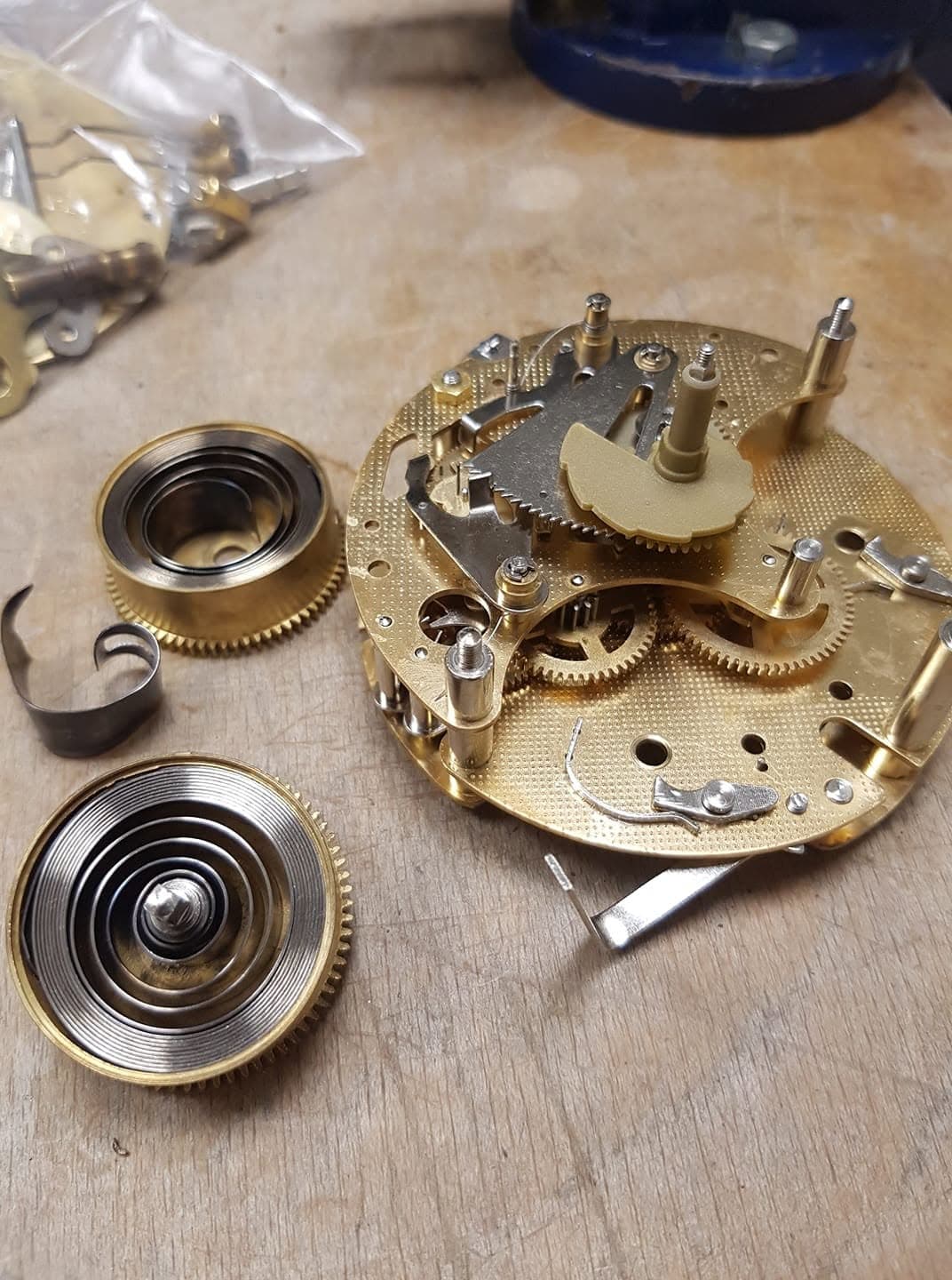 Uurwerk van een horloge op de werkbank