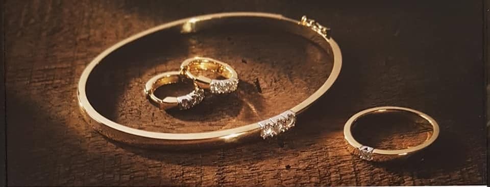 Handgemaakte gouden armband en ringen
