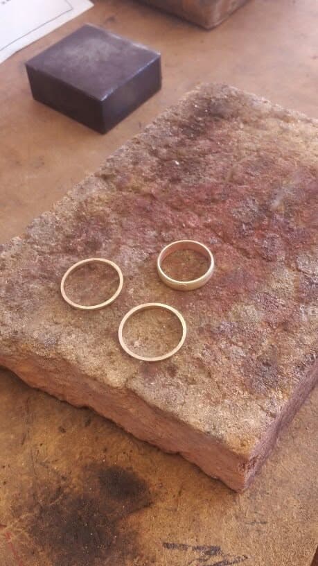 Twee gouden trouwringen met ringdoosje