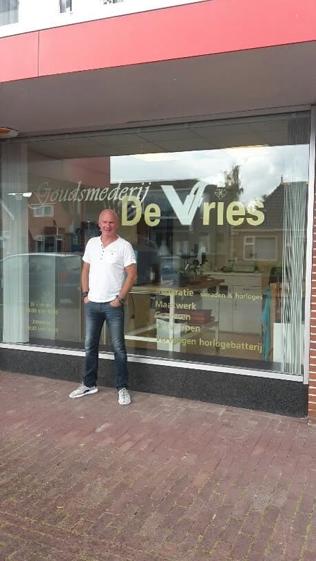 De goudsmid voor zijn atelier aan het Boveneind in Leek