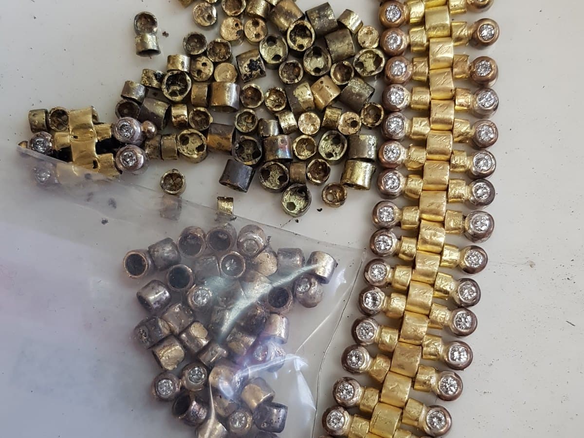 Losse gouden zettingen met diamanten naast de armband waar ze in terugkomen